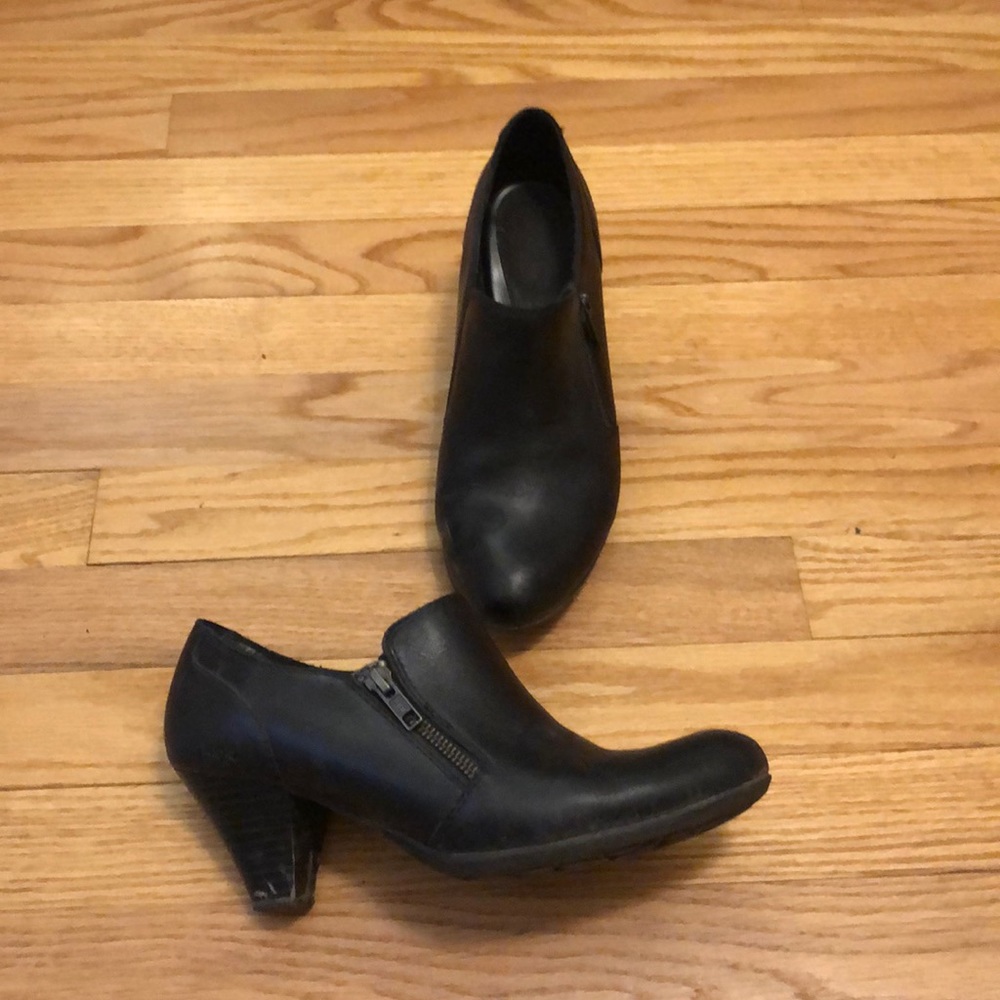 Black leather b ø c short heeled booties.